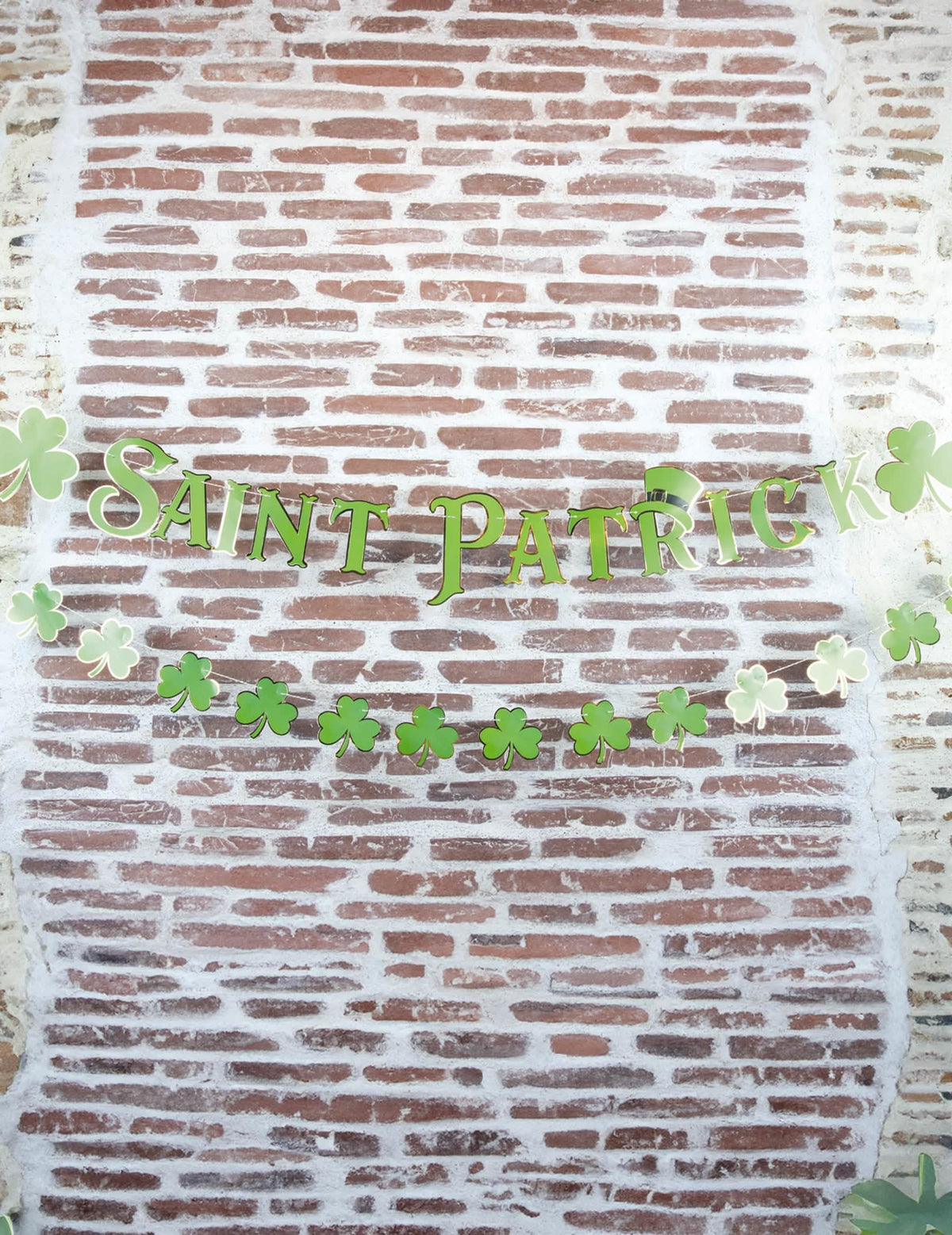 Vue de face du lettrage et des trèfles de la guirlande Saint Patrick