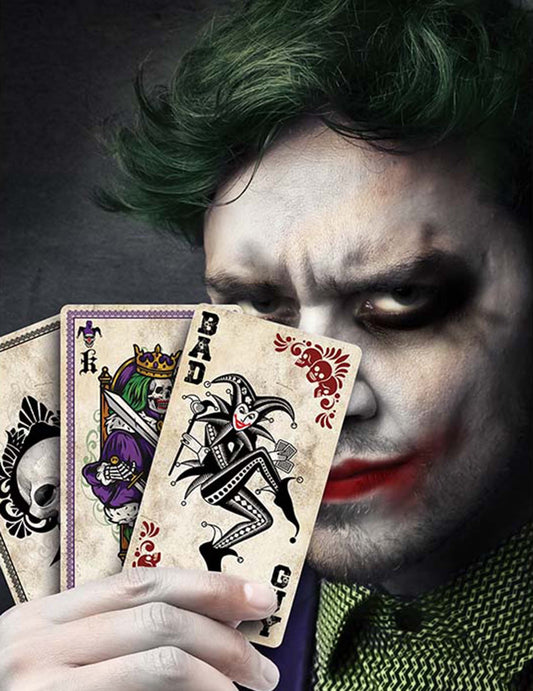 Détail des cartes tenues en main du jeu de 12 cartes joker maléfique