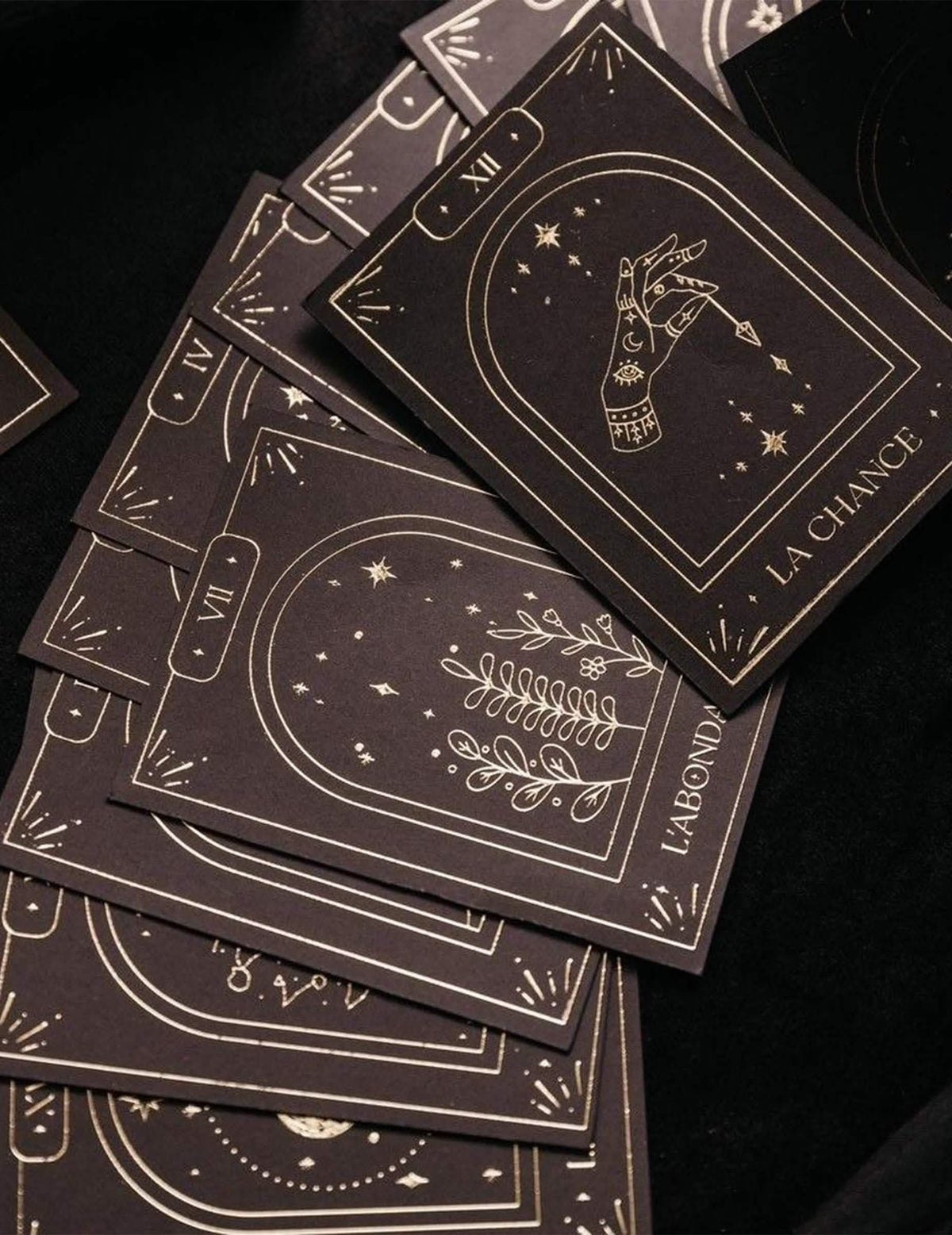 Jeu de 20 cartes oracle divinatoire Cosmic Spirit en papier noir et or 8 x 11 cm
