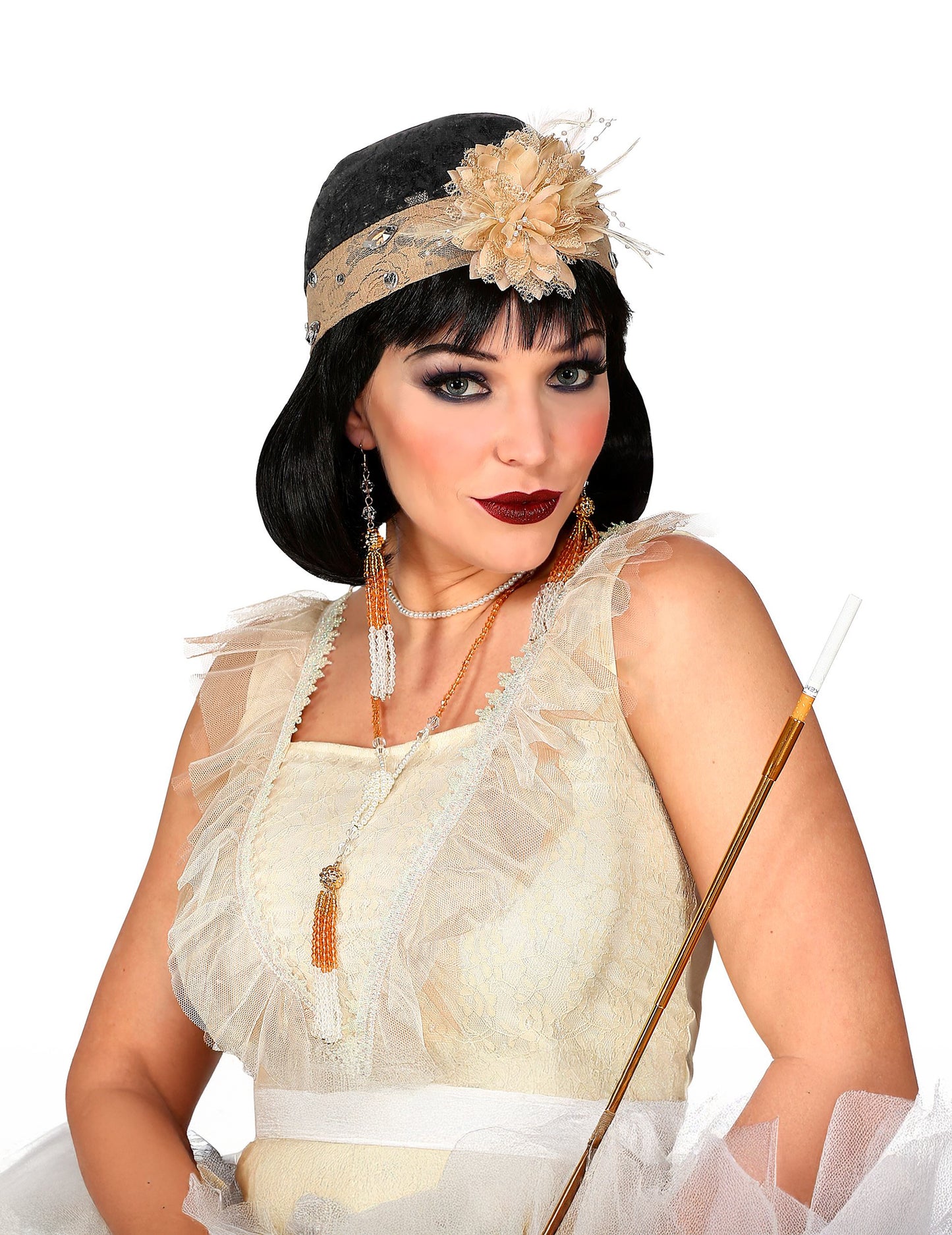 Vue du chapeau cloche à fleur et du fume-cigarette du kit accessoires charleston pour femme