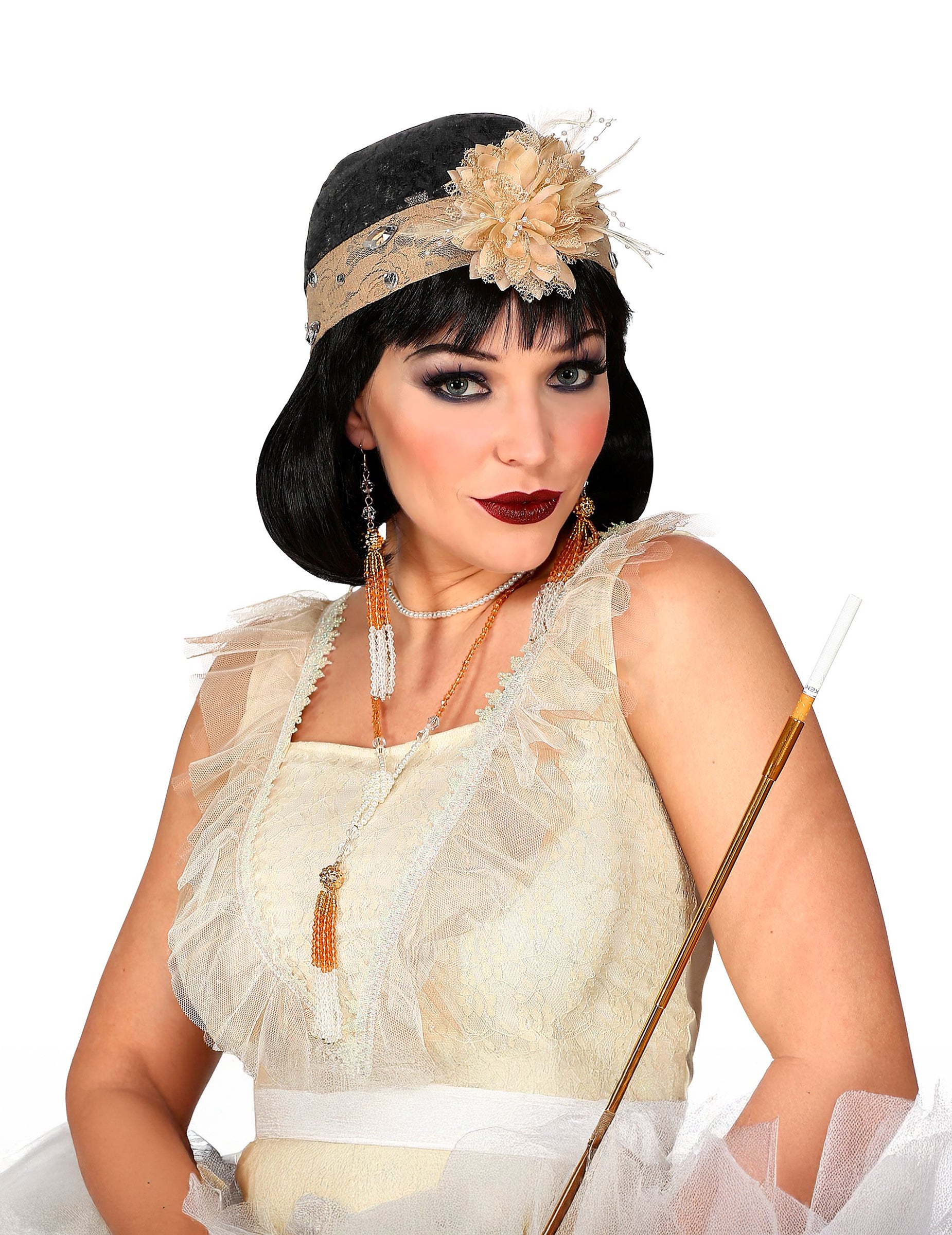 Vue du chapeau cloche à fleur et du fume-cigarette du kit accessoires charleston pour femme