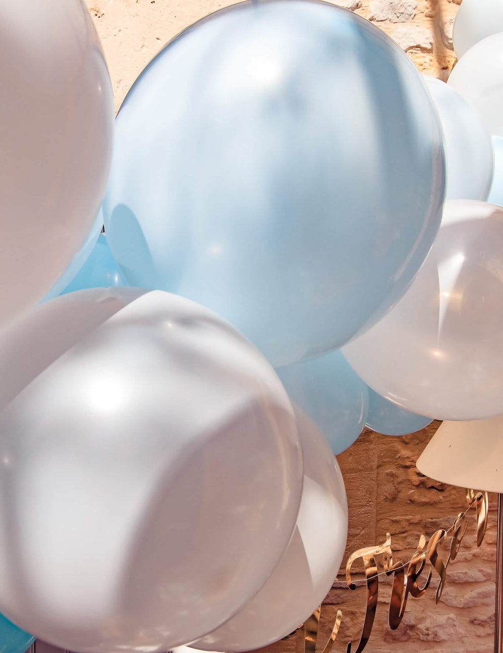 Gros plan sur les ballons du Kit arche de 57 ballons bleue et blanche pour baby shower