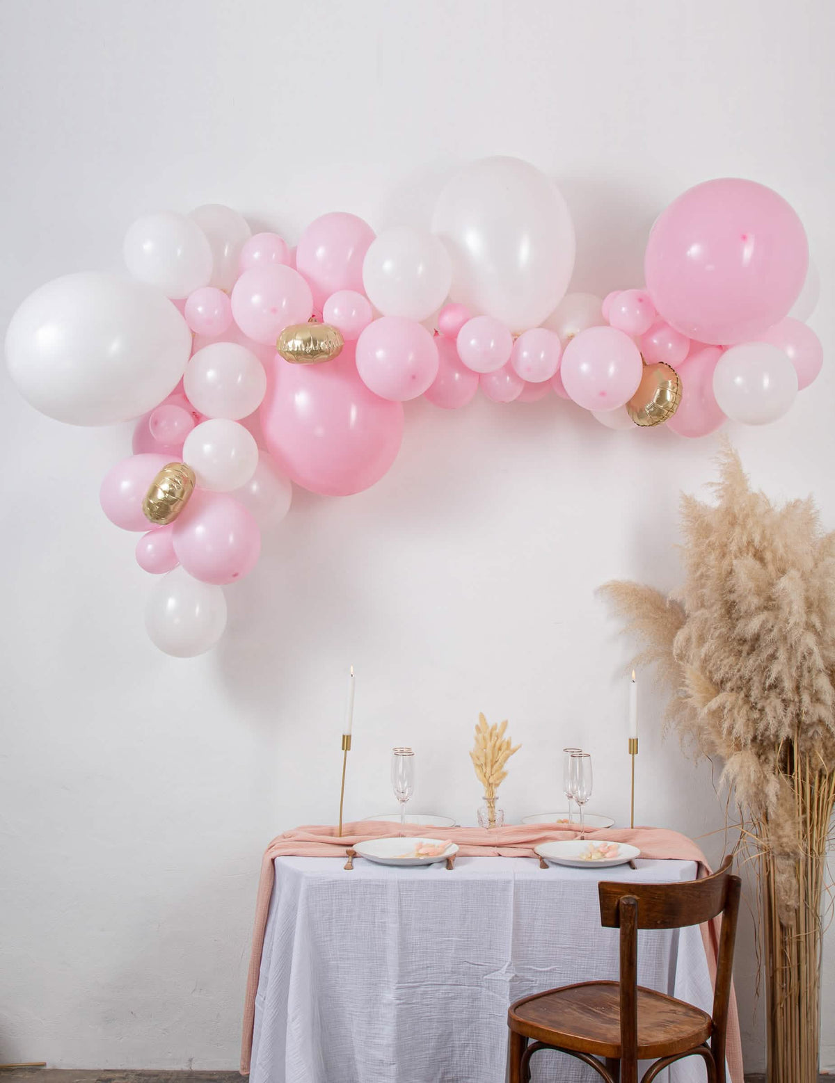 Kit arche de 57 ballons pour fête rose et blanche et or