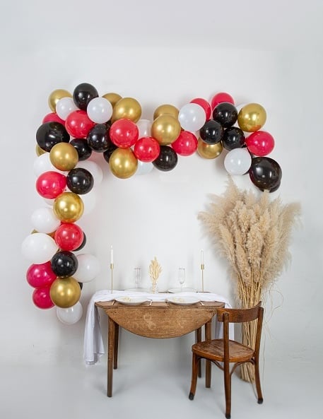 Kit arche de 60 ballons pour anniversaire rouges noirs or et blanc