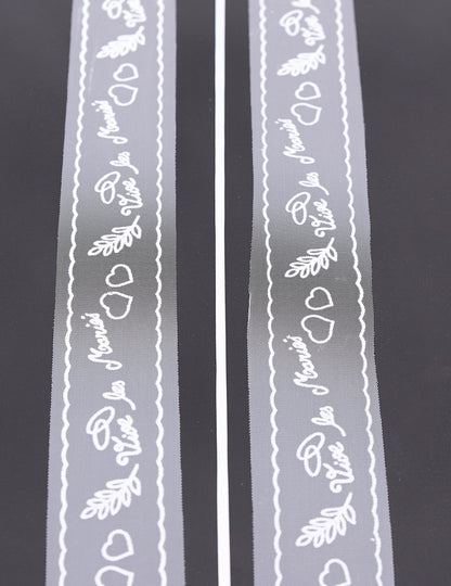 Gros plan sur le ruban Vive les Mariés du kit de décoration voiture luxe mariage