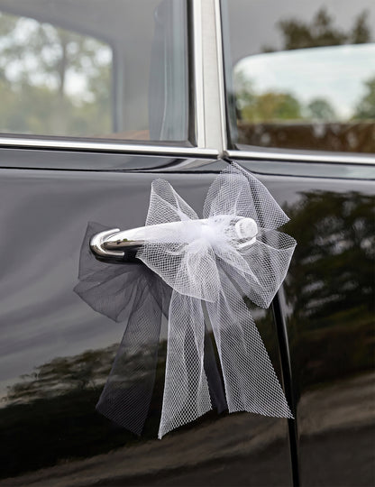 Decoratiekit voor trouwauto met tule en strikken