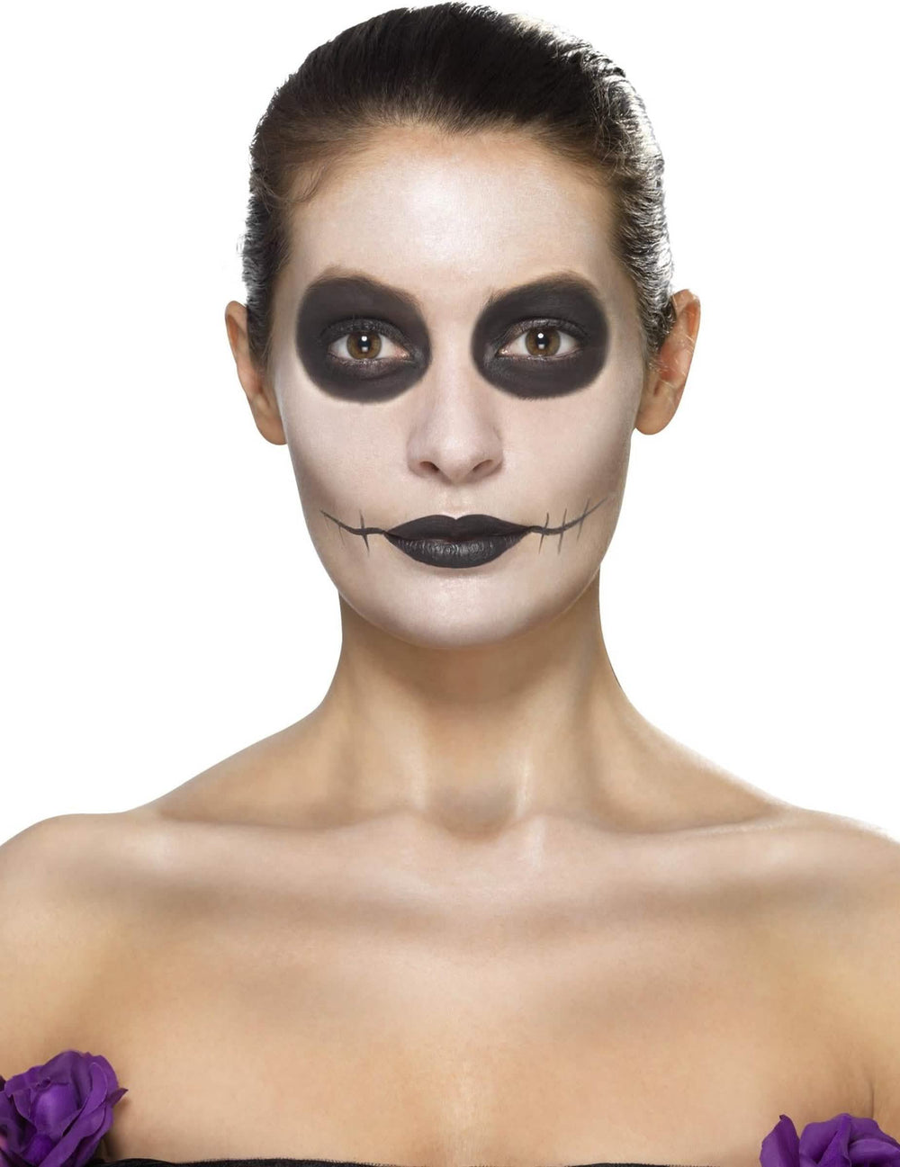 Detail van de zwarte schmink van de ogen en de mond van de schminkset Dia de los muertos voor dames blauwe bloemen