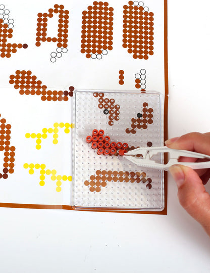 Détail de l'utilisation de la pince du kit perles à repasser 3d singe