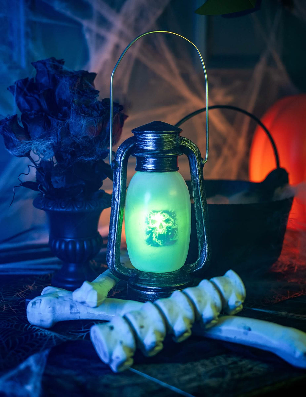 Mise en scène décorative avec éclairage vert de la lanterne lumineuse d'Halloween