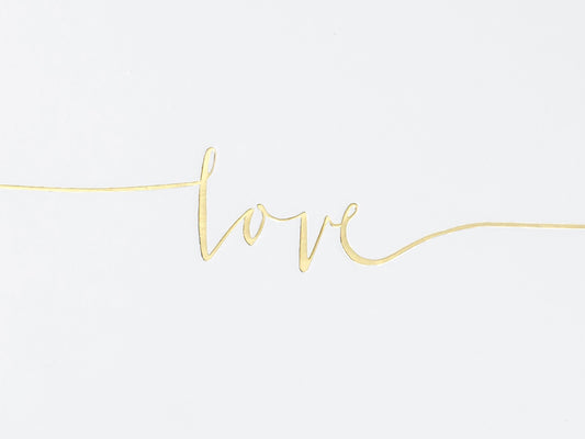 Gros plan sur les lettres dorées du livre d'or love