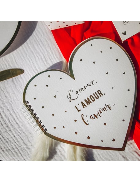 Mise en situation sur table du livre d'or forme cœur l'amour pour mariage blanc et doré