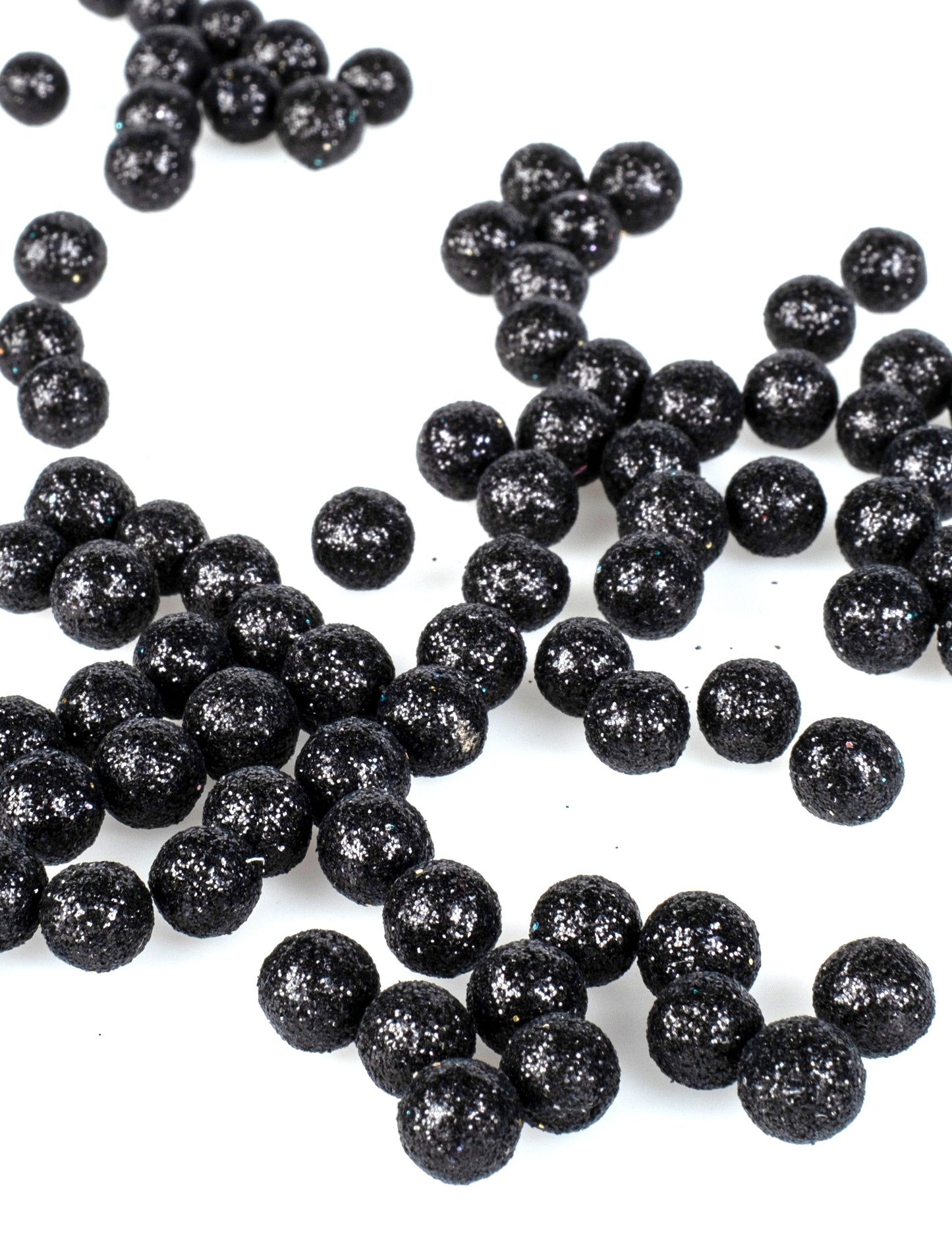 Gros plan sur les mini boules pailletées confettis de table chic