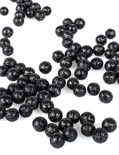 Gros plan sur les mini boules pailletées confettis de table chic