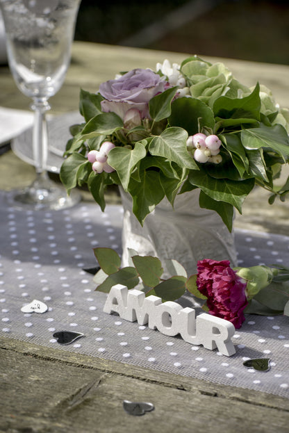 Mise en scène sur table de réception du mot en bois amour pour mariage