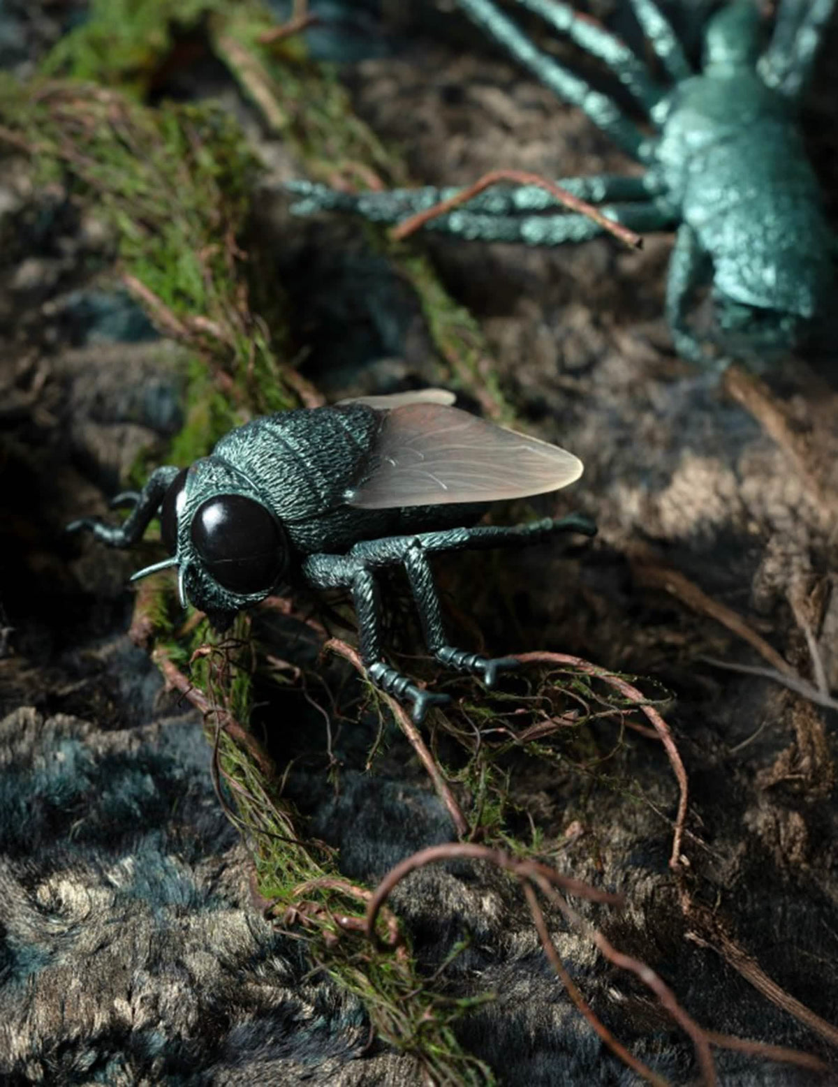 Vue de profil de la mouche en plastique vert irisé