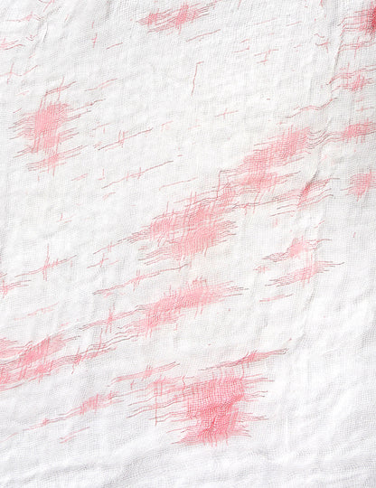 Gros plan sur la texture de gaze de la nappe blanche ensanglantée