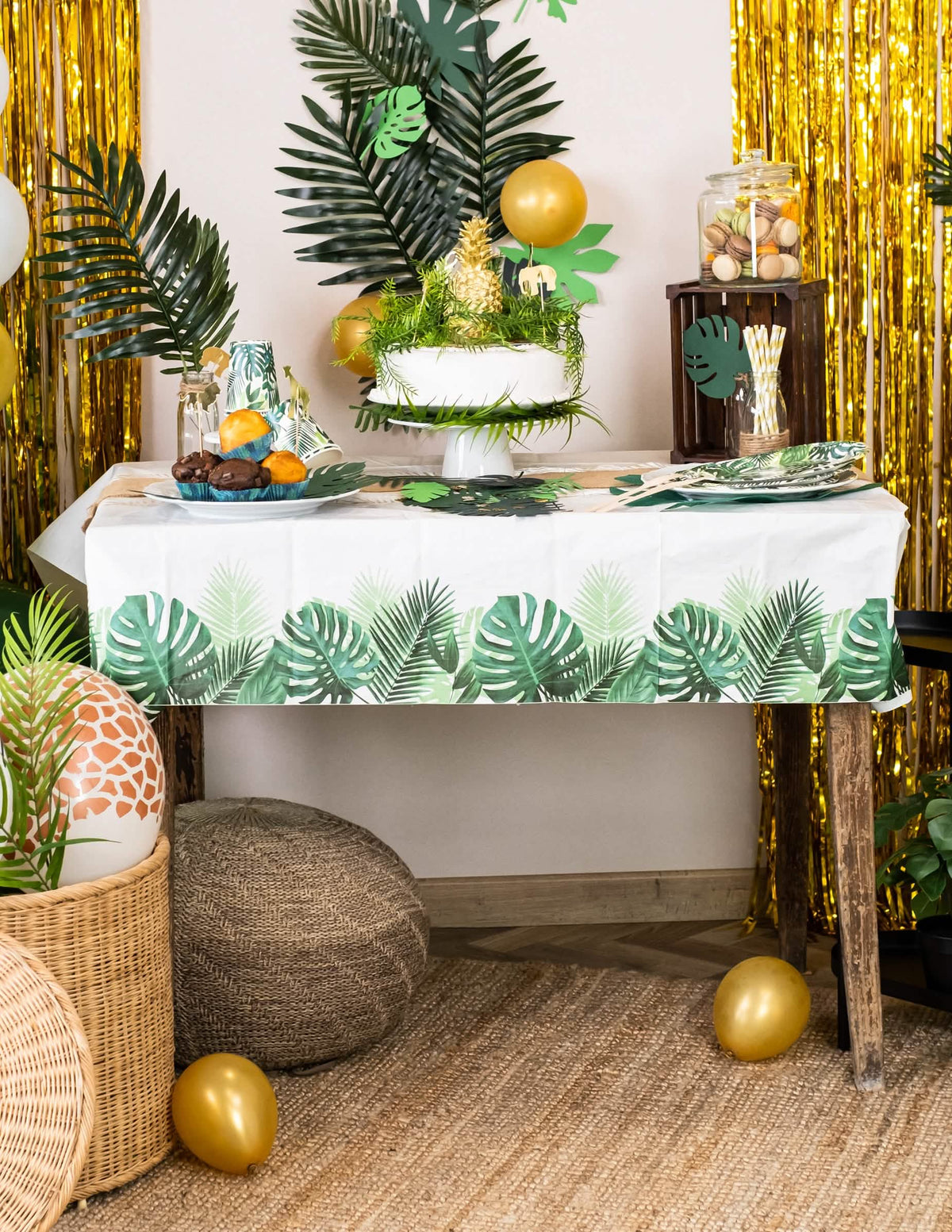 Mise en situation de fête de la nappe en papier Tropical blanche et verte