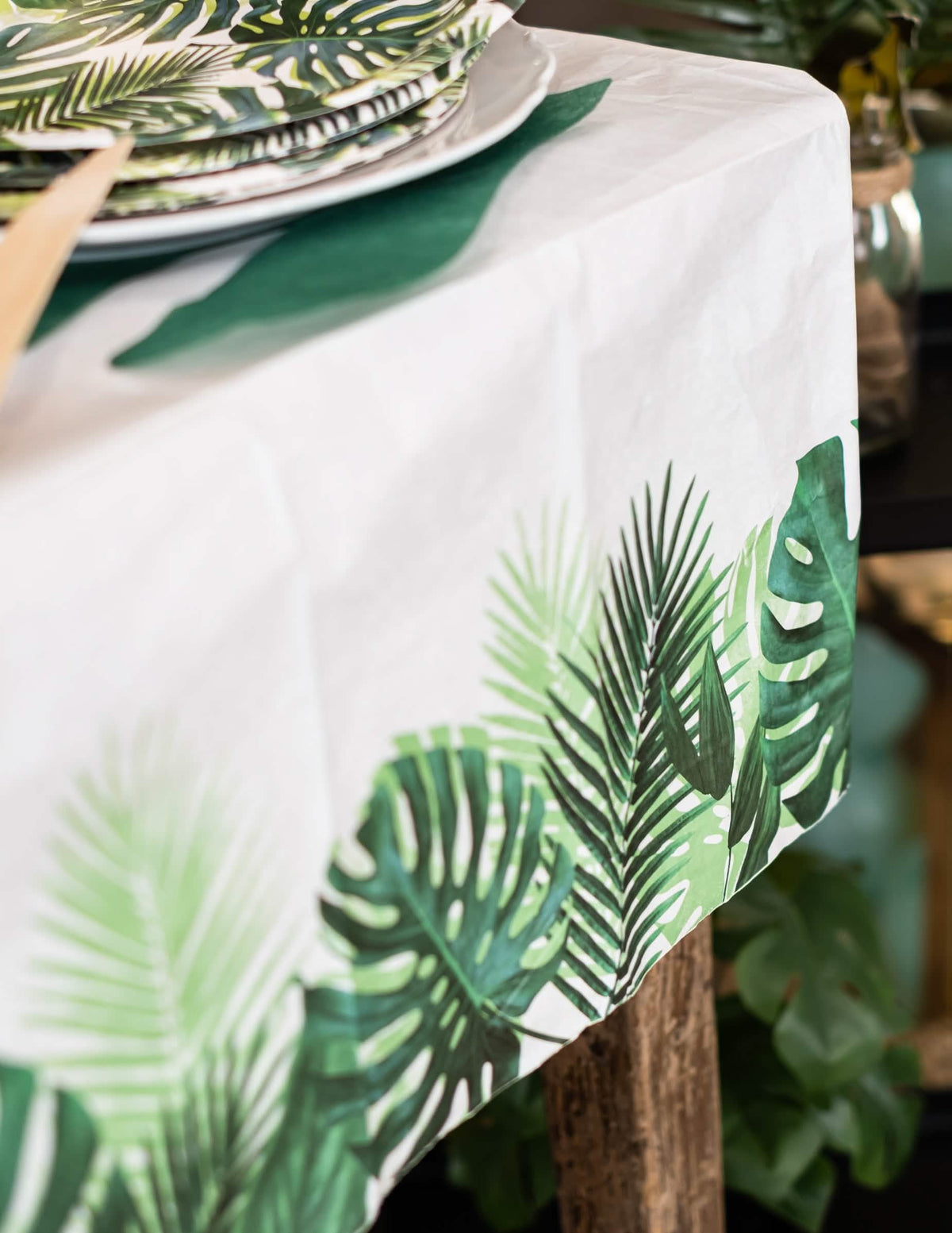 Zoom sur l'angle de la nappe en papier Tropical blanche et verte