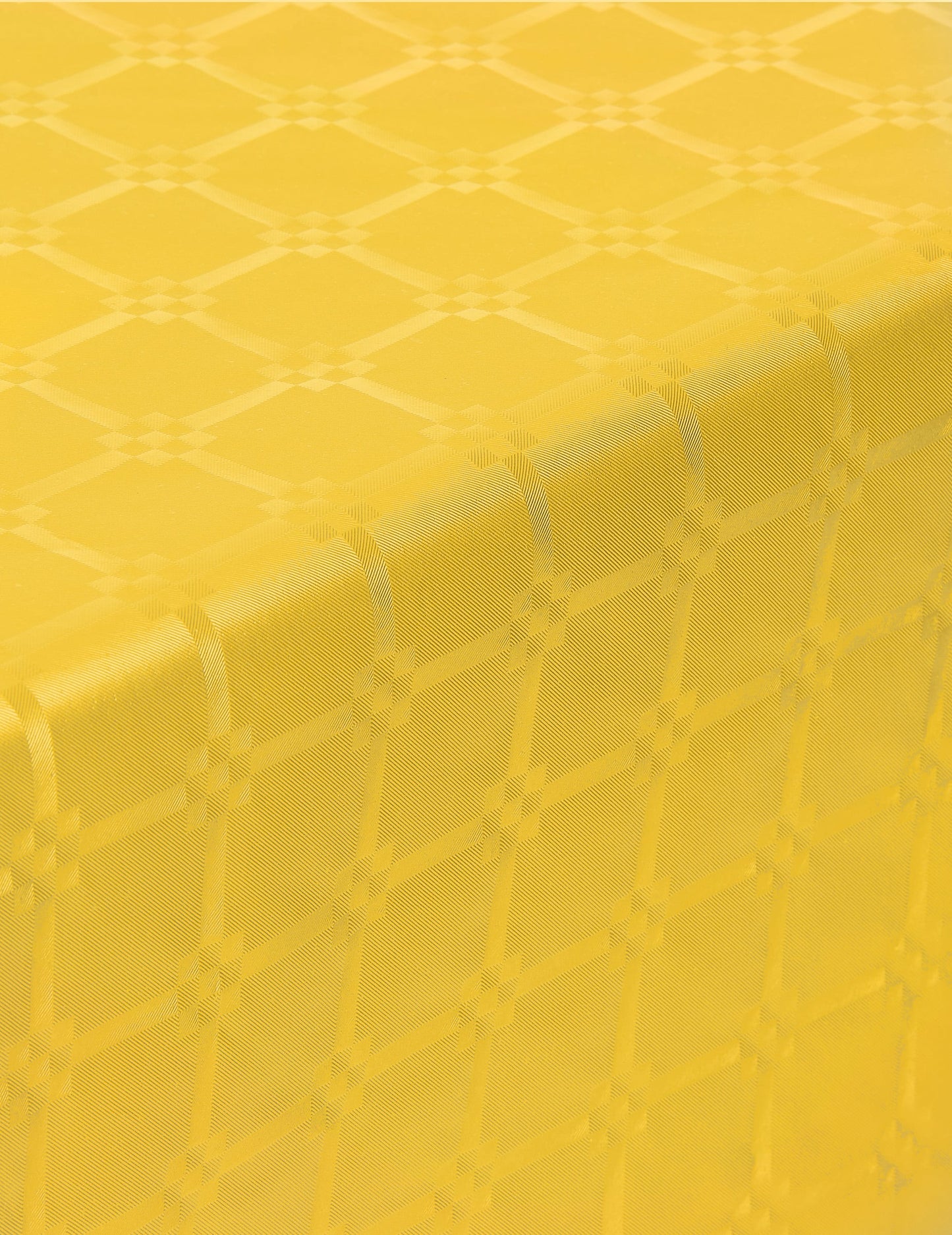 Gros plan sur le motif de la nappe en rouleau papier damassé jaune