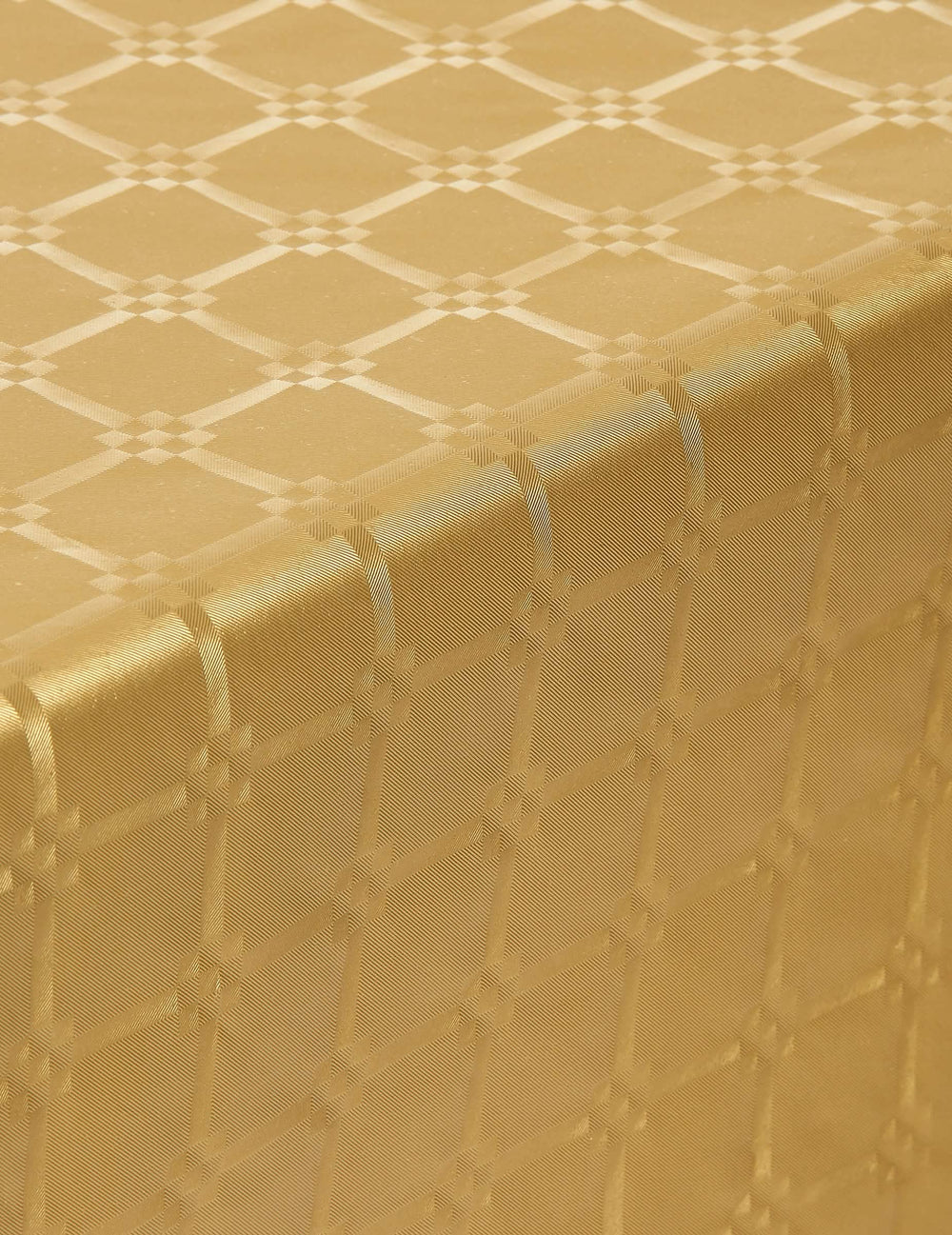 Gros plan sur le motif de la nappe en rouleau papier damassé pour fête doré jetable