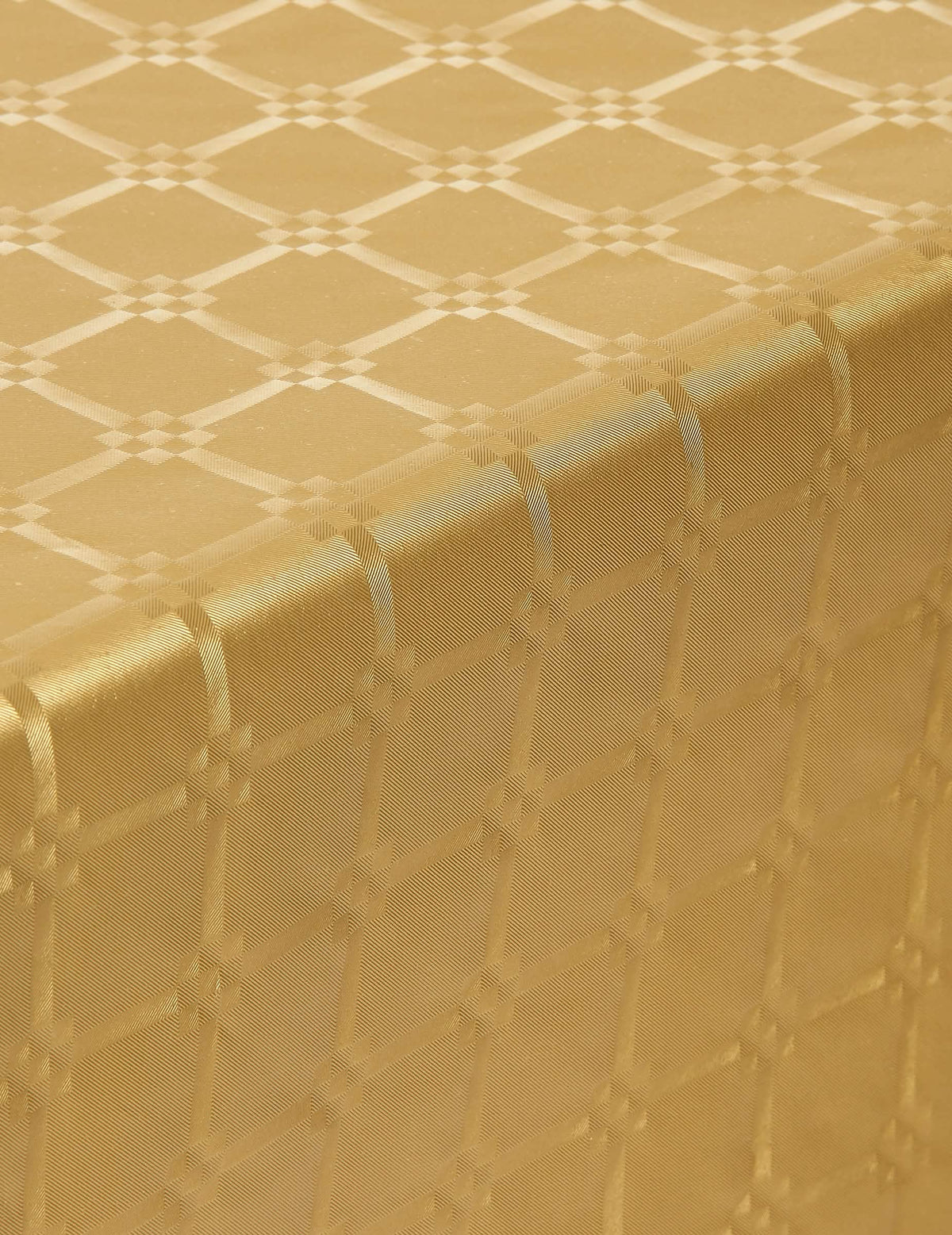 Gros plan sur le motif de la nappe en rouleau papier damassé pour fête doré jetable
