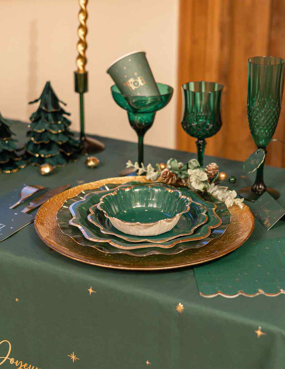 Stoffen tafelkleed Vrolijk Kerstfeest Brits groen en goud 140 x 240 cm