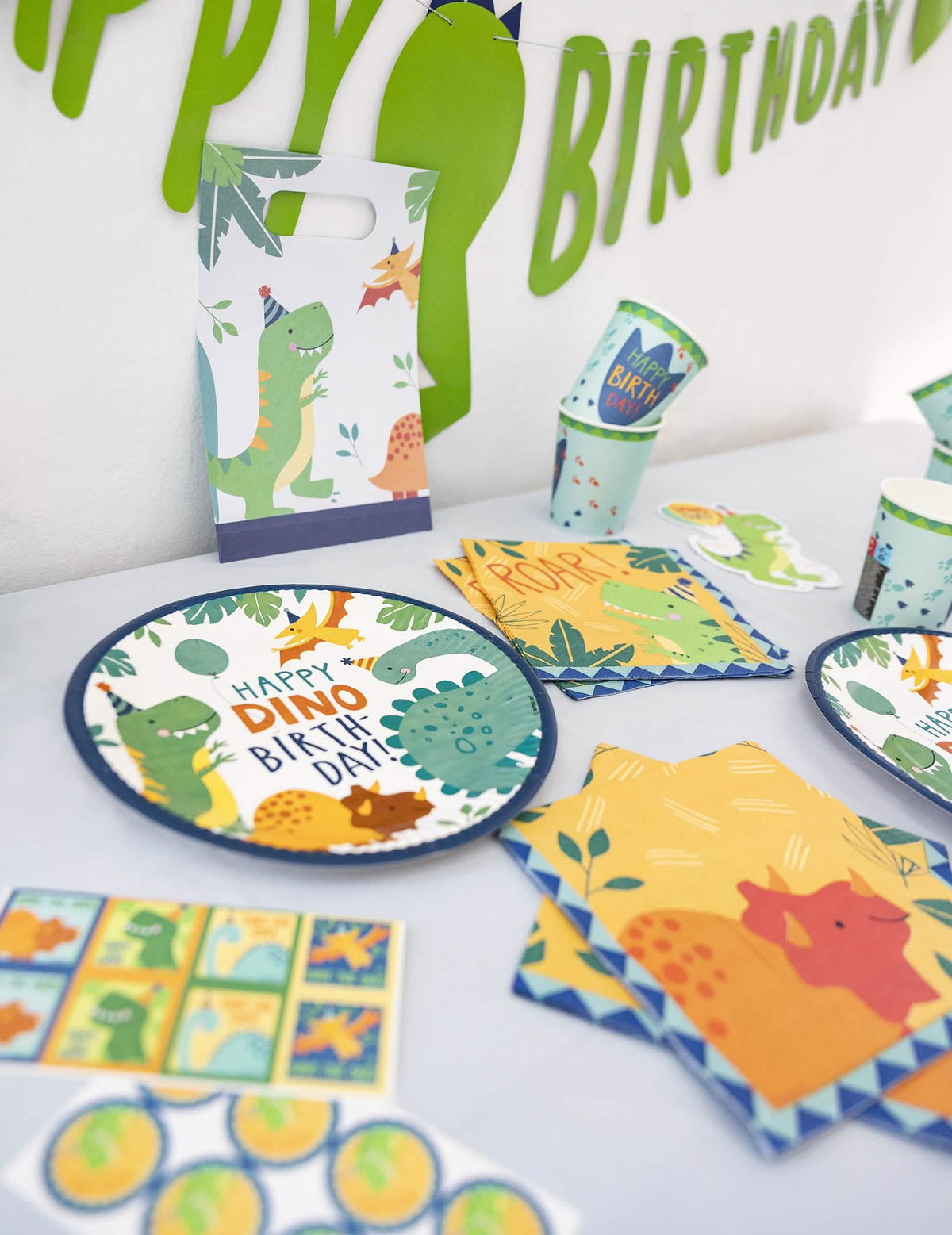Kit d'anniversaire vaisselle et déco Dino 51 pièces