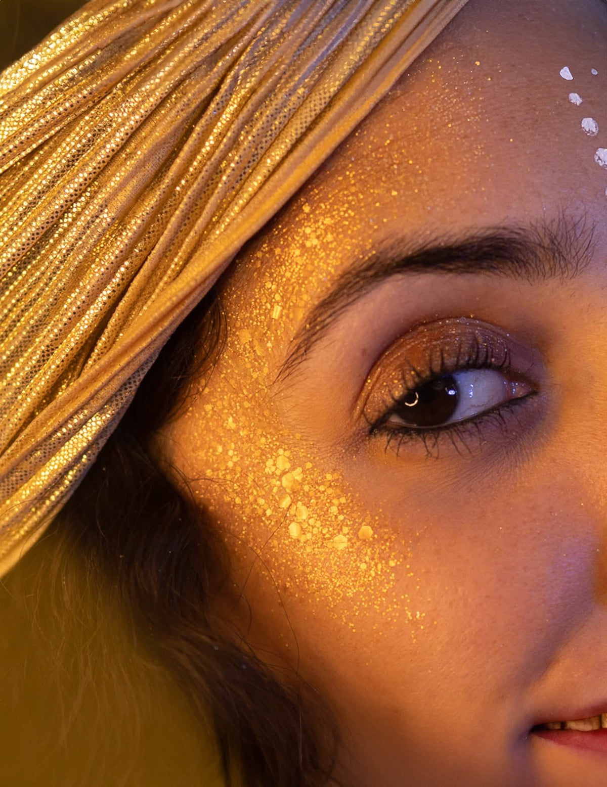 Close-up van de gezichts-schmink met biologisch afbreekbare Queen-glitter van de woestijn
