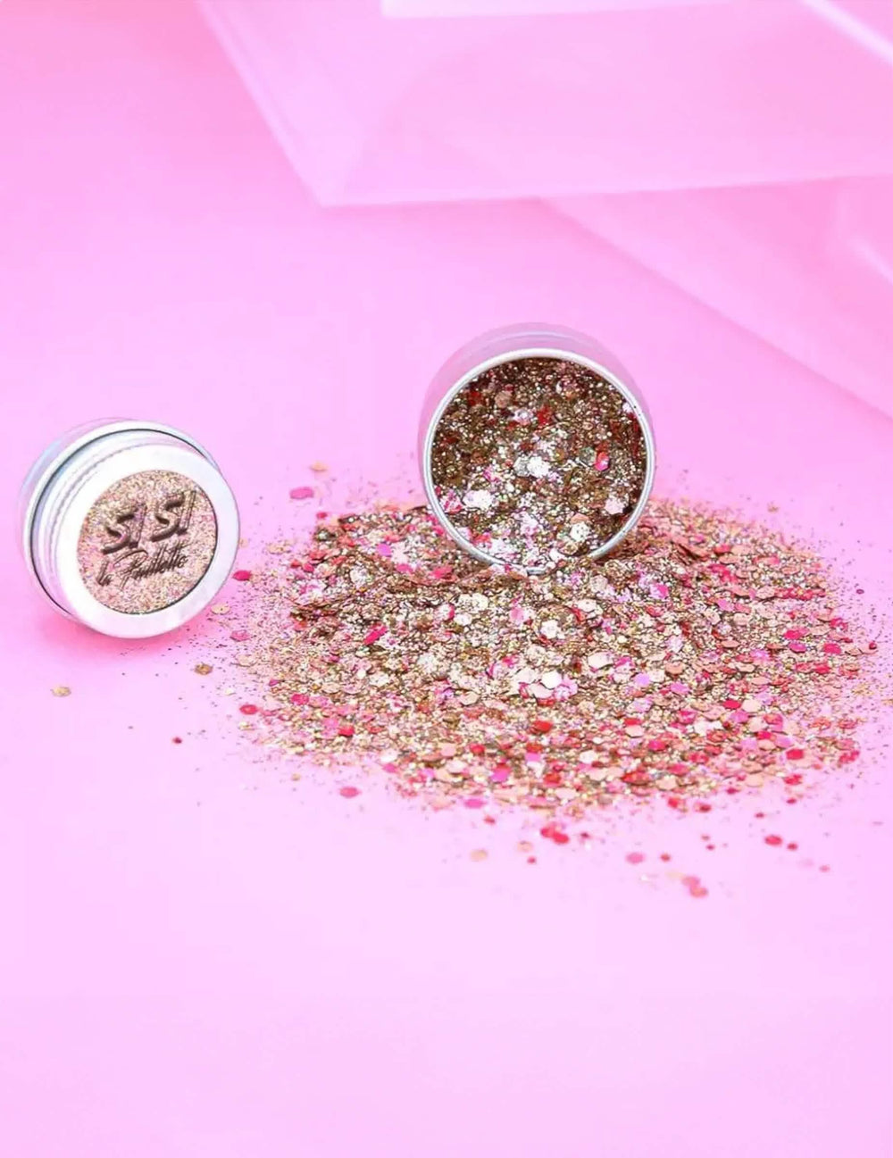 Vue du pot ouvert et étalage des paillettes biodégradables Vegas bébé