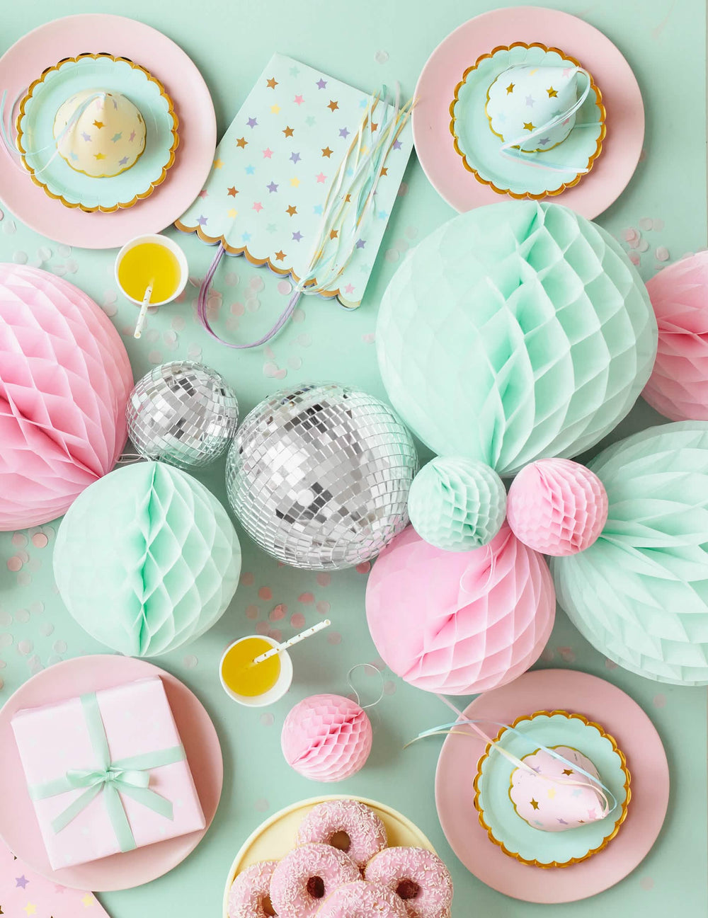 Mise en situation de la boule en papier alvéolé à suspendre pour fête menthe