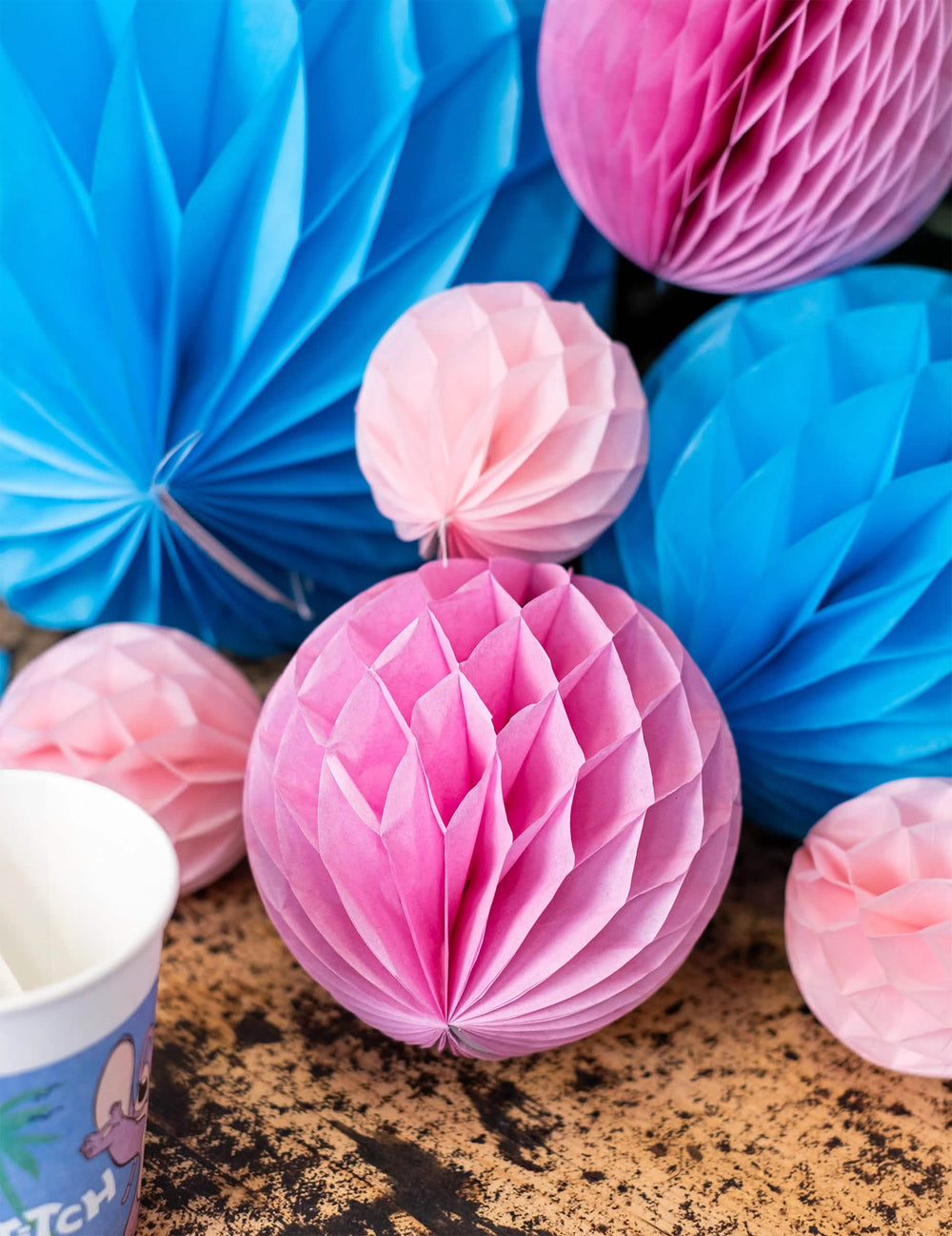Composition de plusieurs coloris de la boule en papier alvéolé décoration à suspendre rose