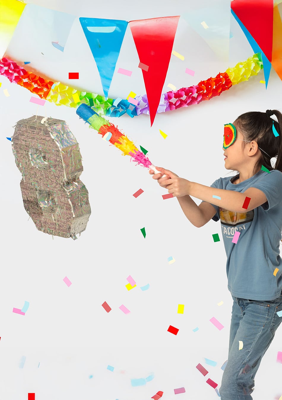 Enfant frappant la piñata chiffre 5 pour anniversaire holographique argent