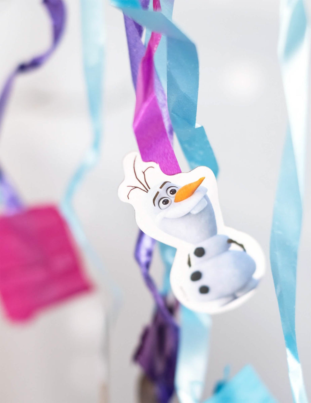 Détail de la figurine Olaf attachée à un ruban de la Piñata La Reine des Neiges