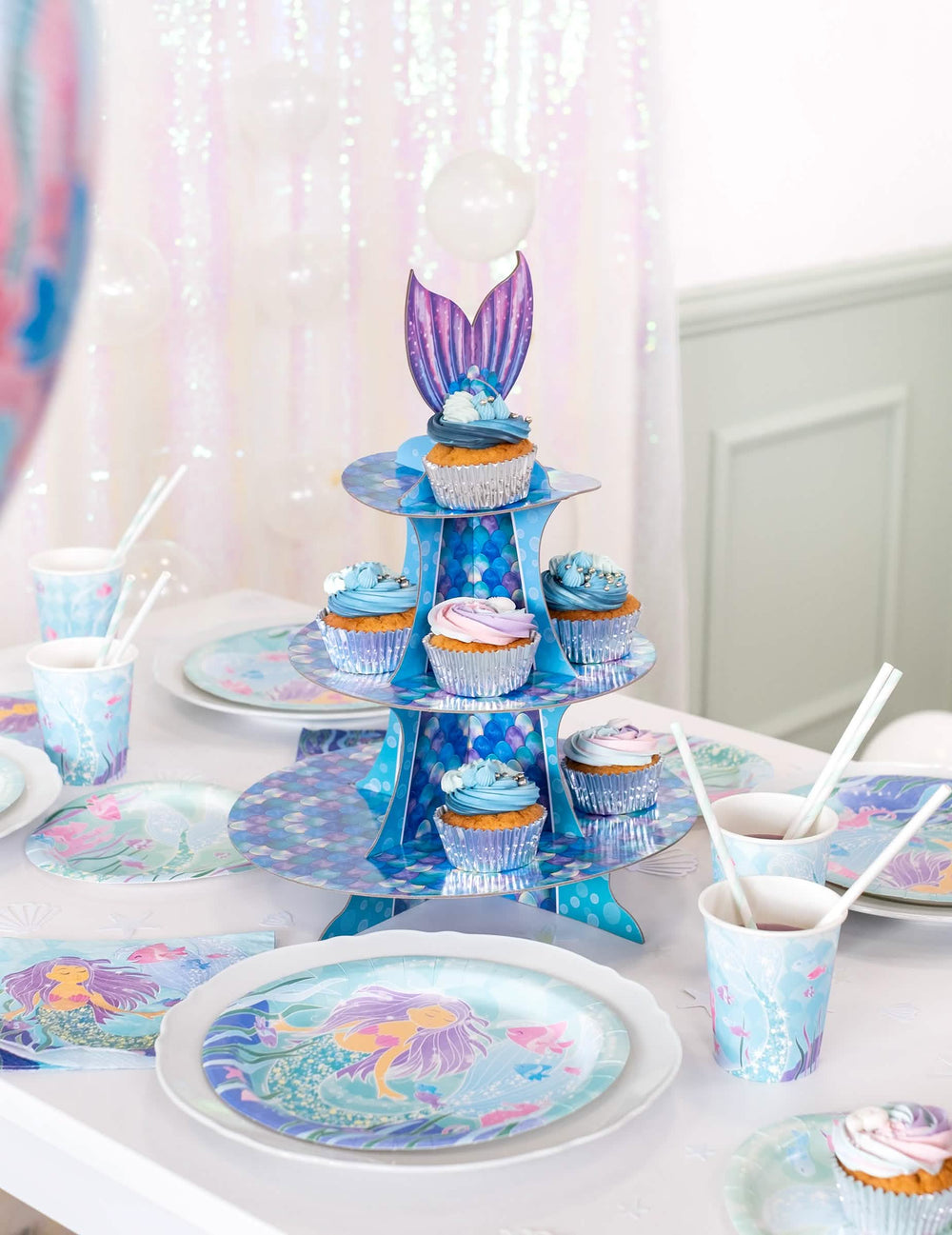 Mise en situation avec cupcakes et vaisselle du présentoir à cupcake sirène