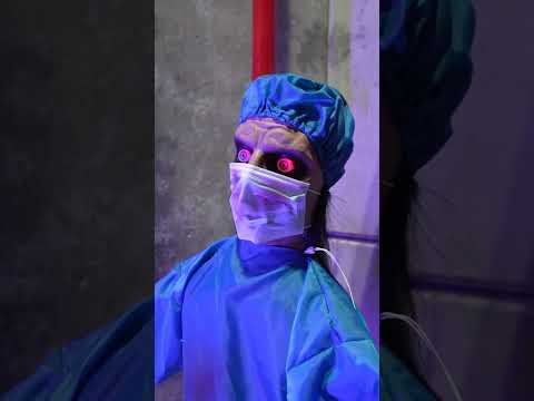 Décoration animée médecin fou terrifiant avec mouvements 170 cm