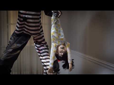 Décoration animée Clown Terrifiant avec Enfant Suspendu avec Mouvements et Lumières 2,15m