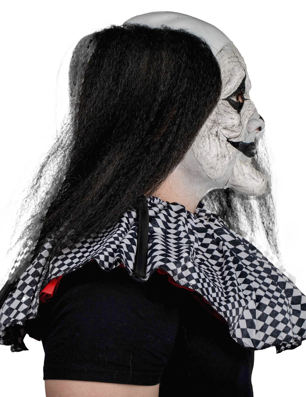 Detail van de haarpartij en de kraag van de prothese voor clownschmink