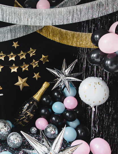 Mise en scène festive du rideau scintillant noir pour décoration de fête