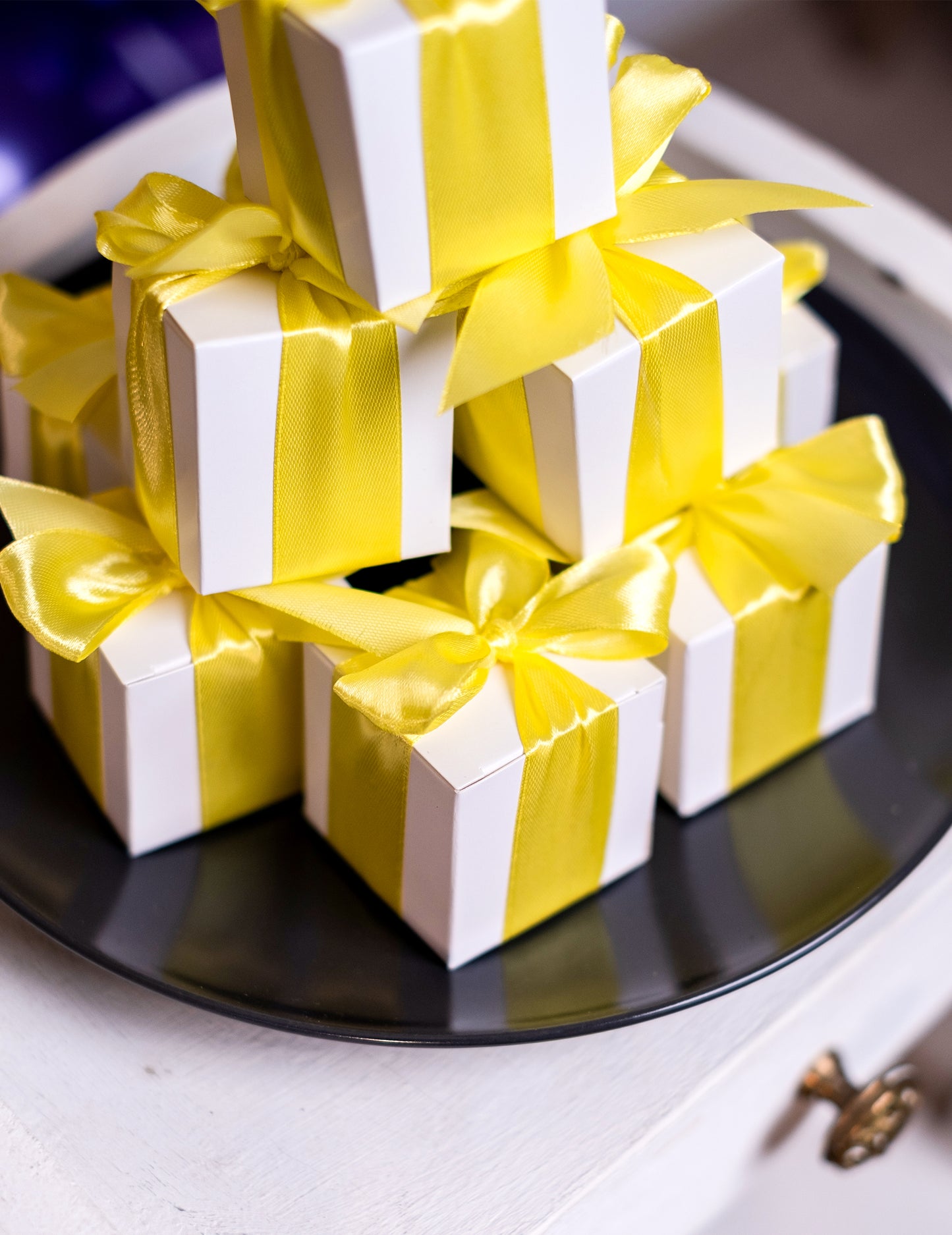 Gros plan sur les nœuds du ruban satin jaune citron pour décoration de fête