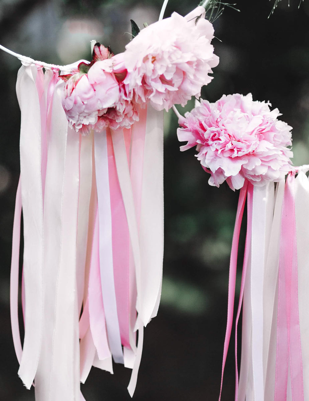 Gros plan sur les fleurs décorées du ruban en satin rose