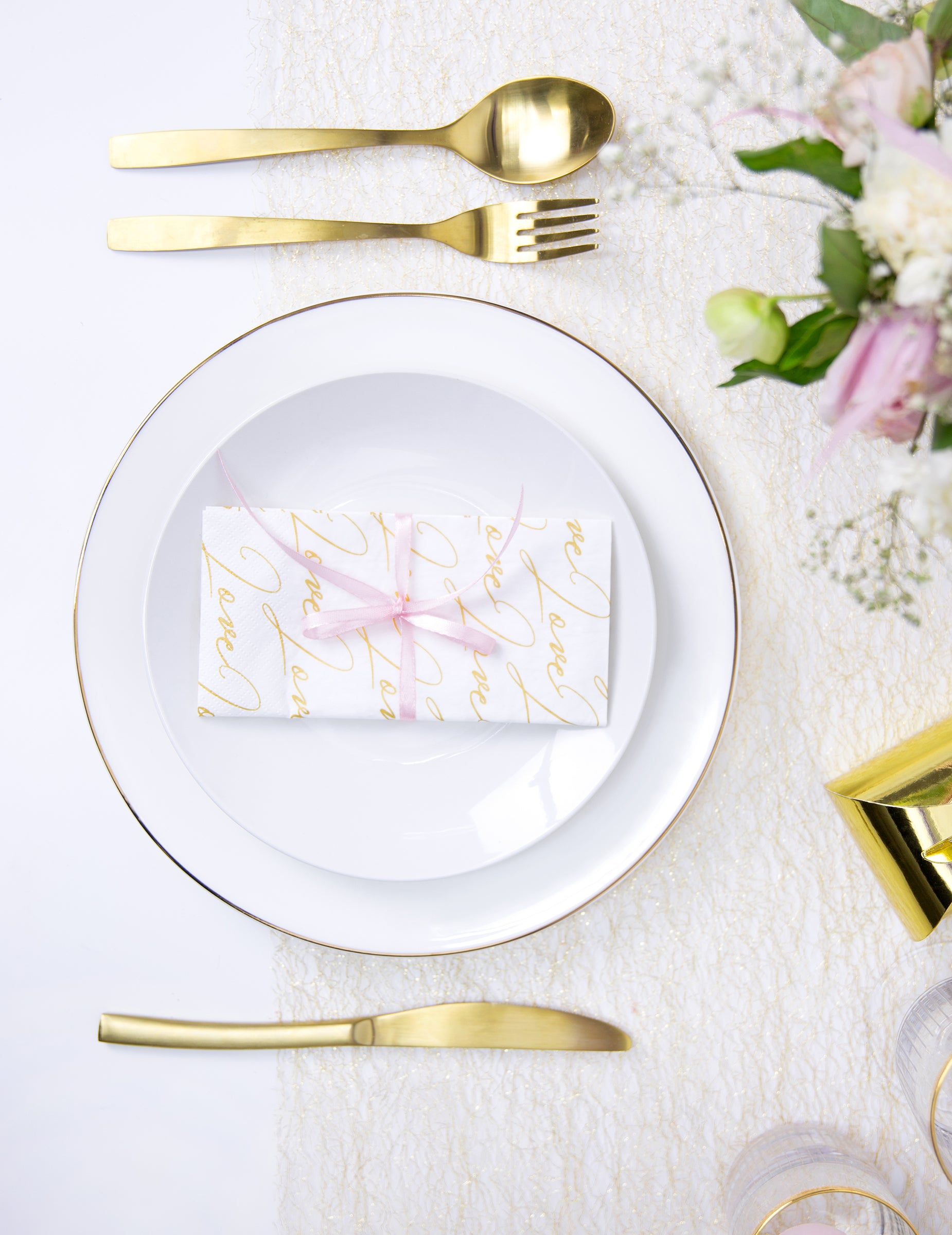 Nœud décoratif sur une serviette du ruban en satin rose