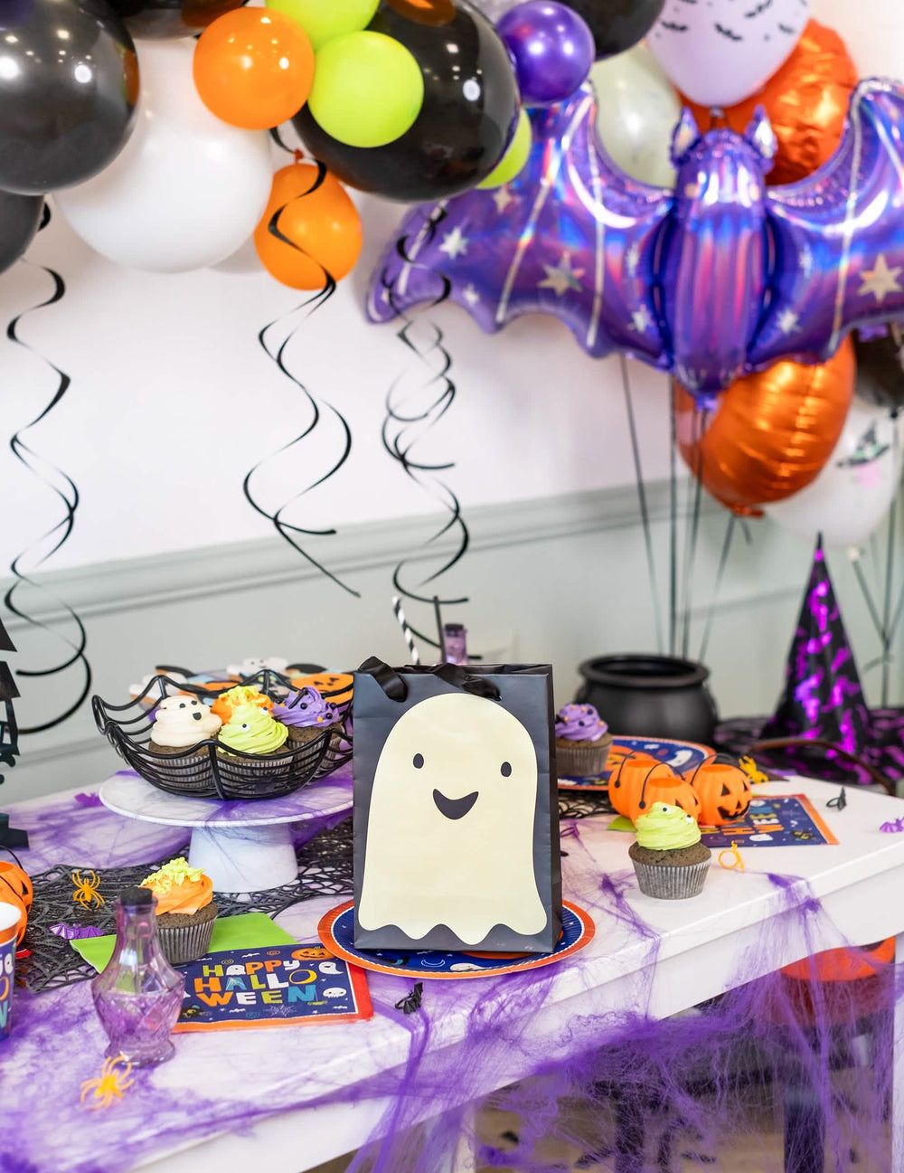 Plaatsing op een feesttafel van de snoepjeszak-spook