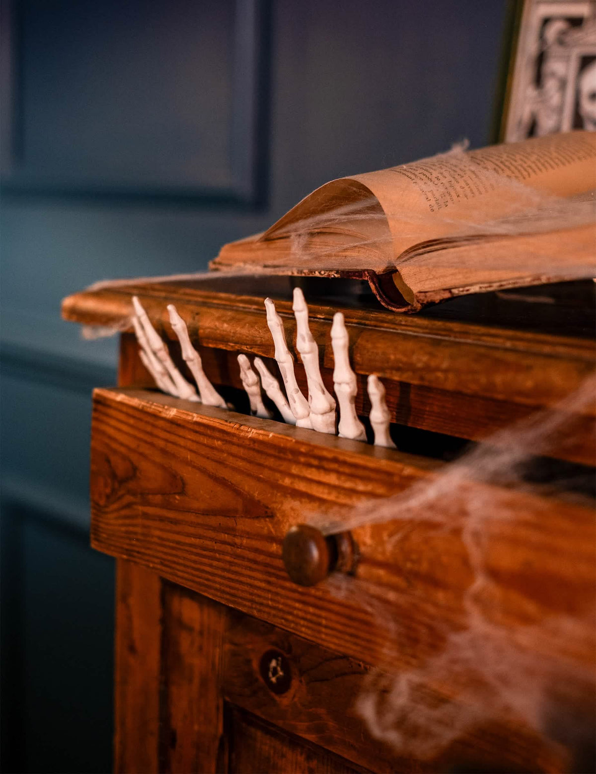 Detail van skelethanden die uit een lade van de bottenzak steken 12 stuks halloween