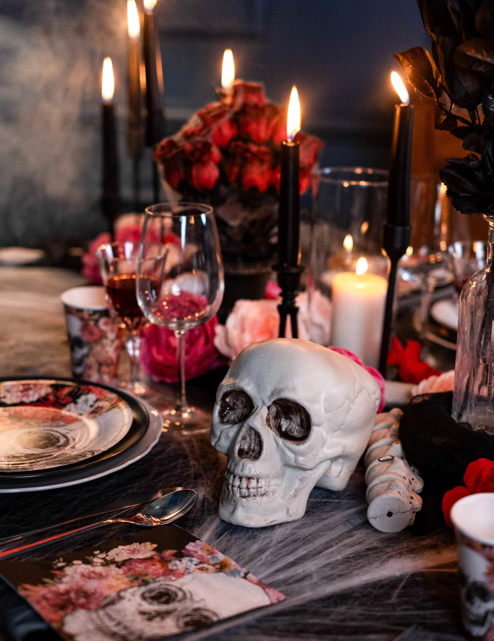 Detail van de schedel en de wervelkolom op een tafel van de bottenzak 12-delig halloween