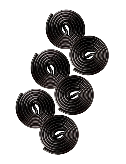 Gros plan sur les rouleaux de réglisse du sachet de bonbons Rotella Haribo