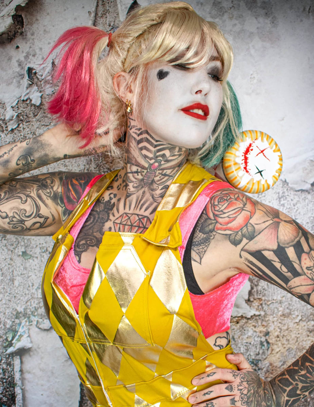 Close-up van de schmink en de bovenkant van de tuinbroeken Harley Quinn Birds of Prey™