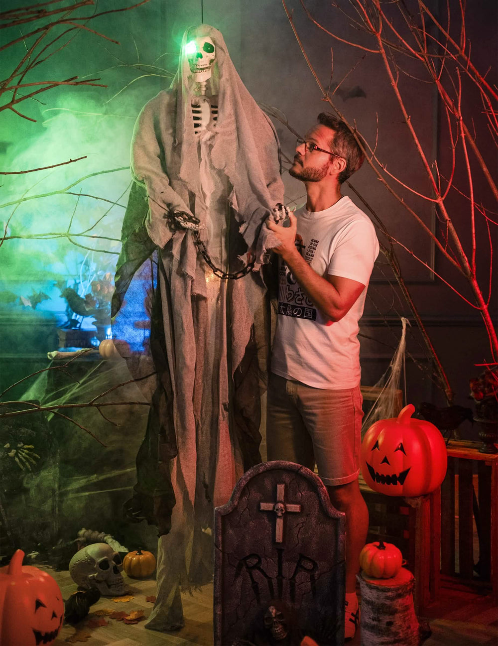 Squelette lumineux à suspendre Halloween gris avec œil vert