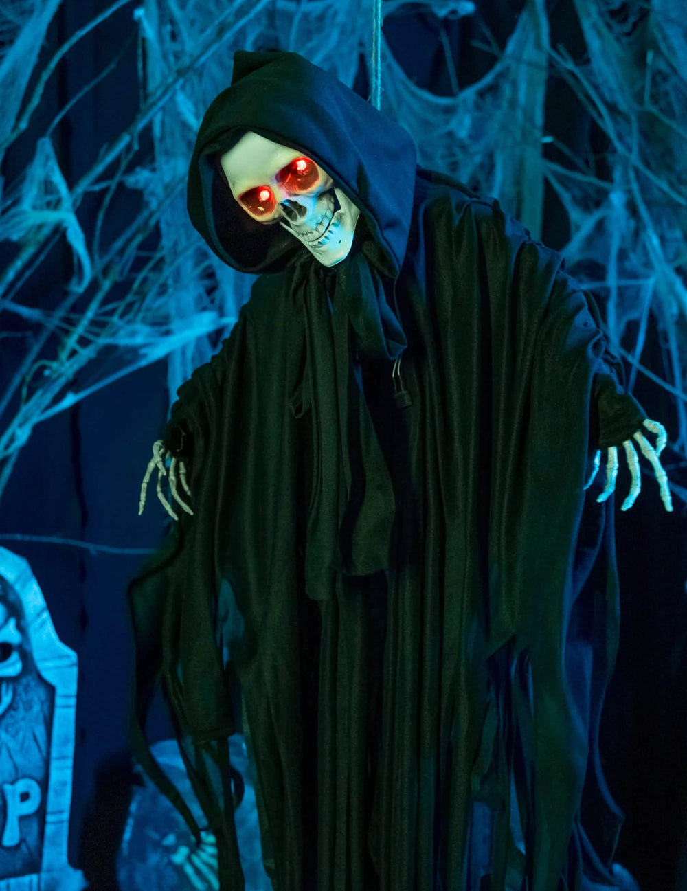 Mise en situation avec yeux rouges du squelette d'Halloween lumineux sonore et animé