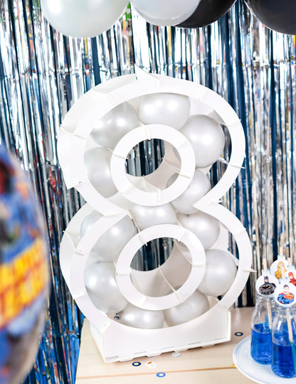 Gros plan sur le chiffre 8 garni de ballons de la structure chiffre pour décoration de fête blanc en carton à garnir