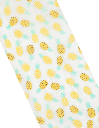 Gros plan sur les motifs du chemin de table intissé ananas blanc et jaune